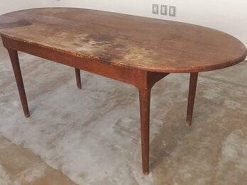 Mesa de cedro para restaurar. Muy fuerte. Patas torneadas (207x88)