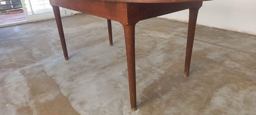 Mesa de cedro para restaurar. Muy fuerte. Patas torneadas (207x88)