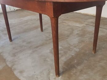 Mesa de cedro para restaurar. Muy fuerte. Patas torneadas (207x88)