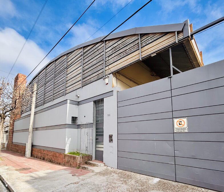 Galpón 📍Calle Alsina, 1200m2. gran tinglado, ideal polirubros