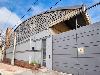 Se Alquila Galpón 📍Calle Alsina, 1200m2. gran tinglado, ideal polirubros