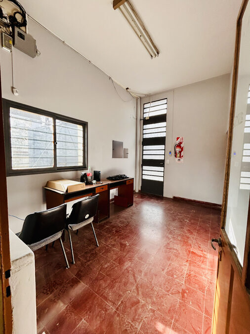 Galpón 📍Calle Alsina, 1200m2. gran tinglado, ideal polirubros
