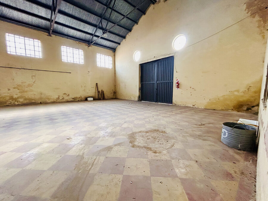 Galpón 📍Calle Alsina, 1200m2. gran tinglado, ideal polirubros