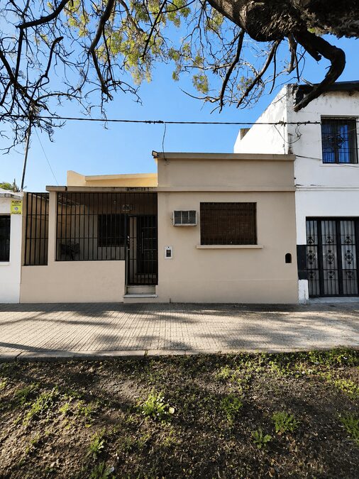 3 dormitorios, cochera, pileta C/Gdor Sola 645