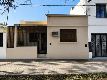 3 dormitorios, cochera, pileta C/Gdor Sola 645