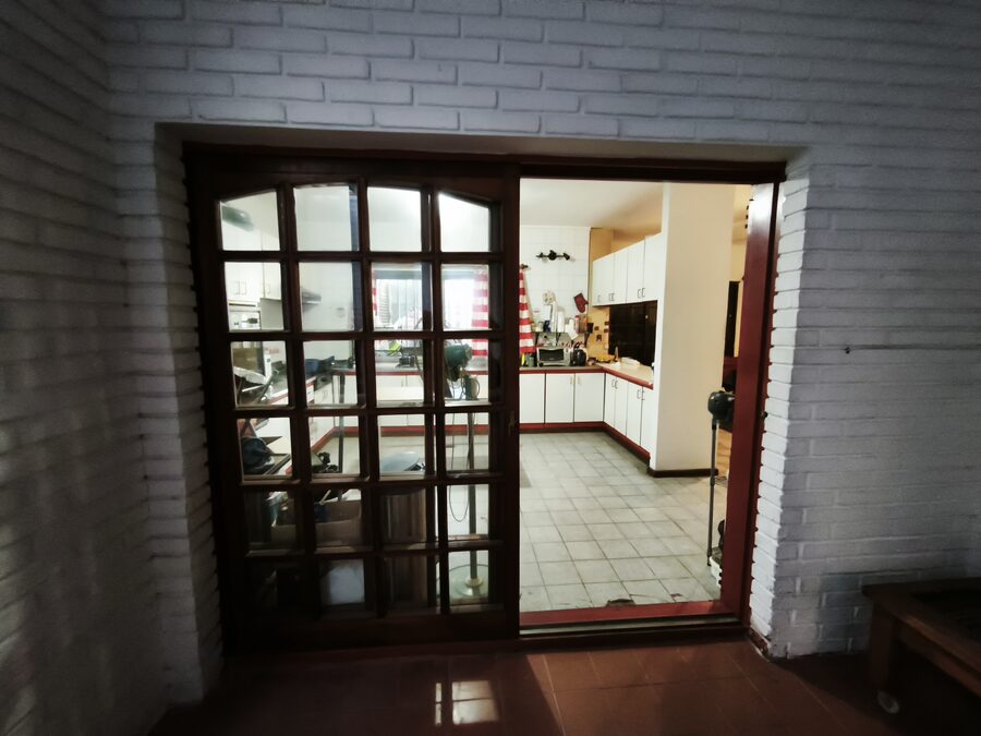 3 dormitorios, cochera, pileta C/Gdor Sola 645