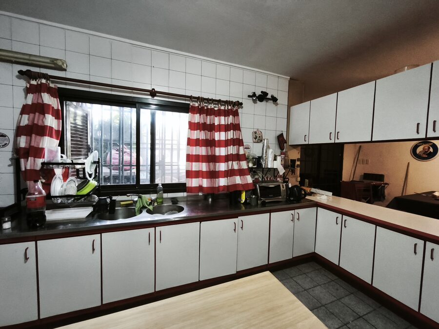 3 dormitorios, cochera, pileta C/Gdor Sola 645
