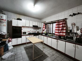 3 dormitorios, cochera, pileta C/Gdor Sola 645