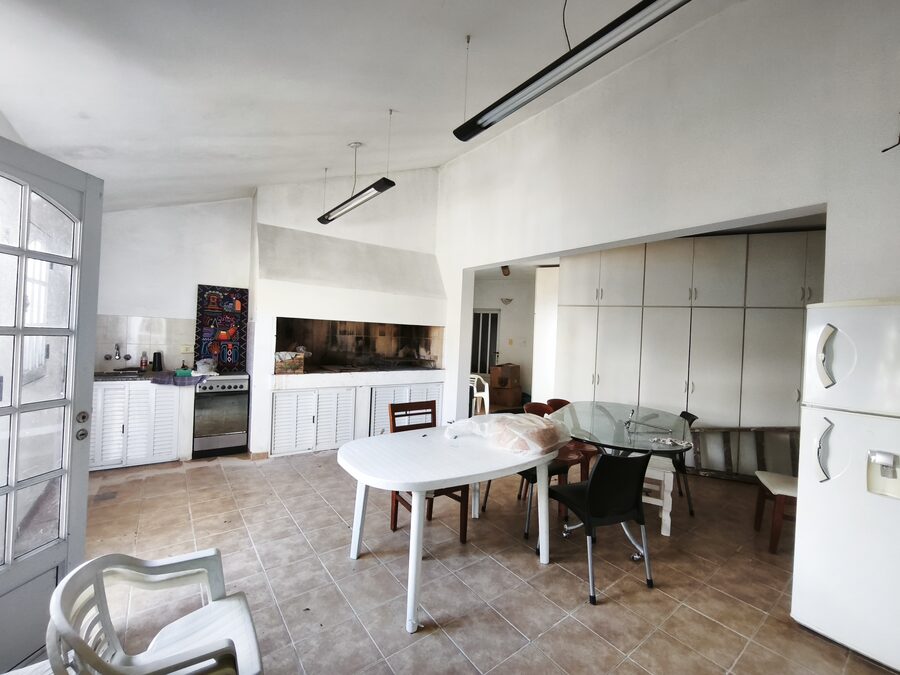 3 dormitorios, cochera, pileta C/Gdor Sola 645
