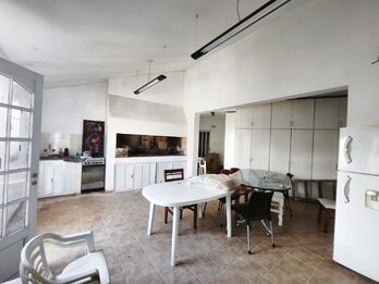 3 dormitorios, cochera, pileta C/Gdor Sola 645
