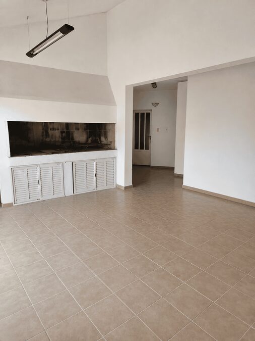 3 dormitorios, cochera, pileta C/Gdor Sola 645