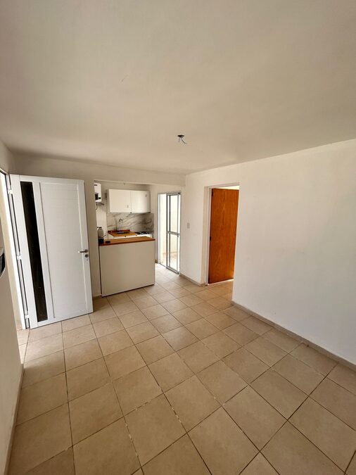 En alquiler - Depto 1 dormitorio con patio .-