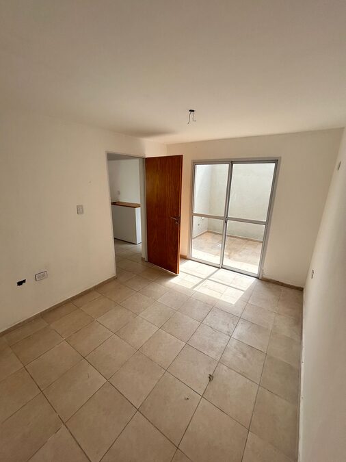 En alquiler - Depto 1 dormitorio con patio .-