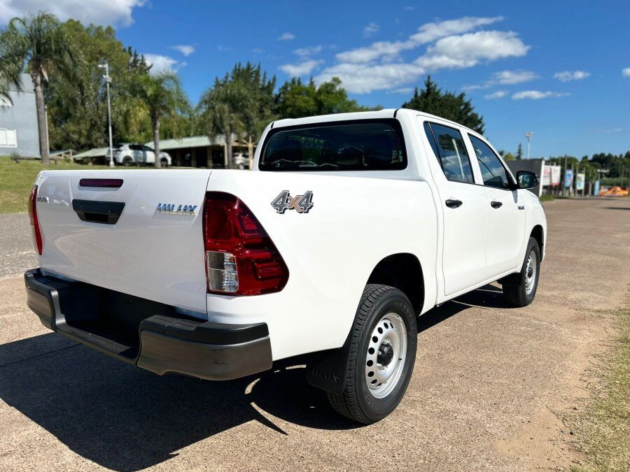 TOYOTA HILUX 2.4 DX MT ¡¡0KM!! versiones 4X4 y 4X2