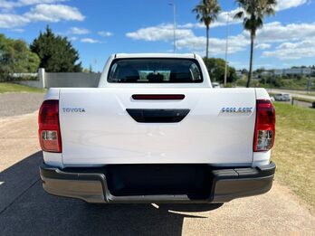 TOYOTA HILUX 2.4 DX MT ¡¡0KM!! versiones 4X4 y 4X2