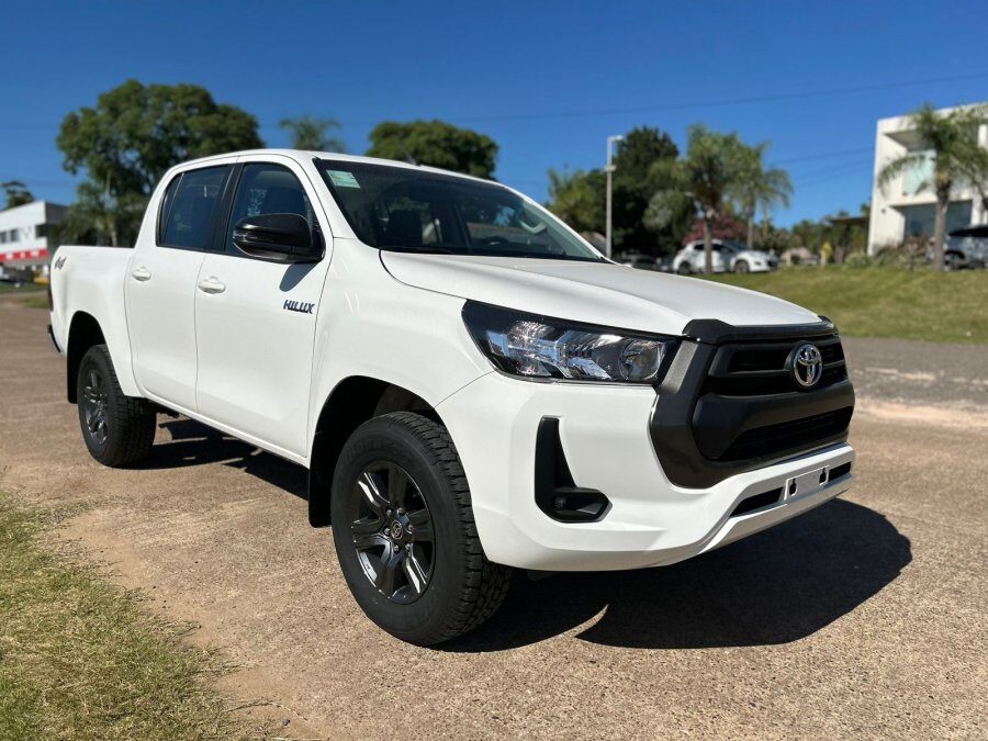 TOYOTA HILUX 2.8 SR MT ¡¡0KM!! versiones 4X4 y 4X2