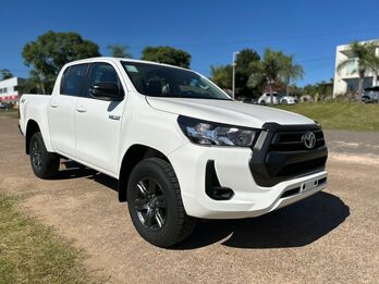 TOYOTA HILUX 2.8 SR MT ¡¡0KM!! versiones 4X4 y 4X2