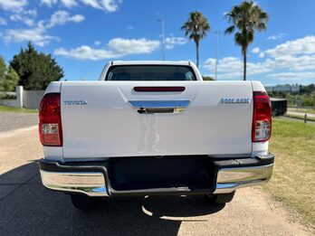 TOYOTA HILUX 2.8 SR MT ¡¡0KM!! versiones 4X4 y 4X2