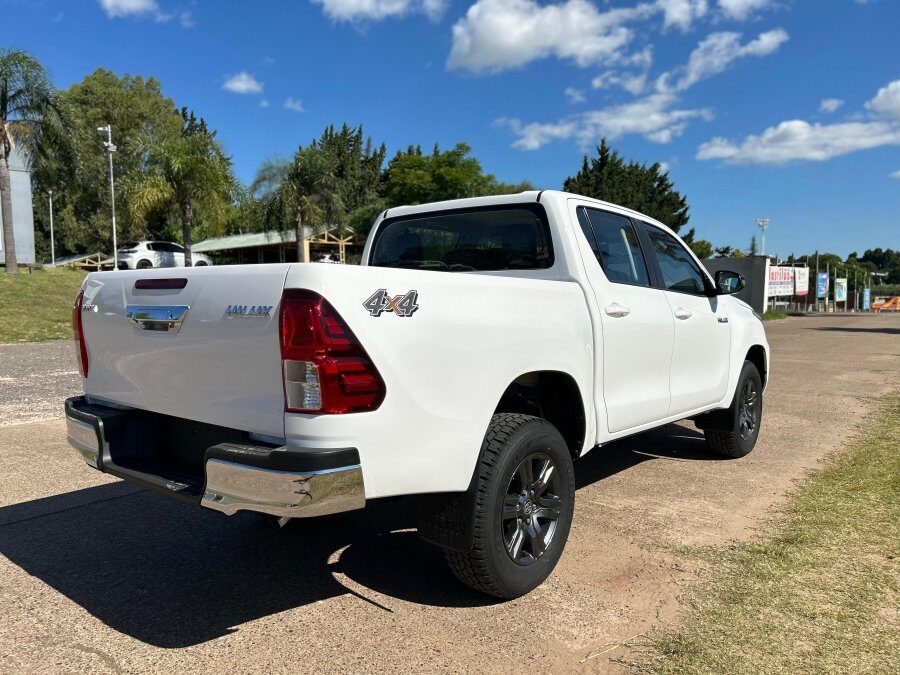 TOYOTA HILUX 2.8 SR MT ¡¡0KM!! versiones 4X4 y 4X2
