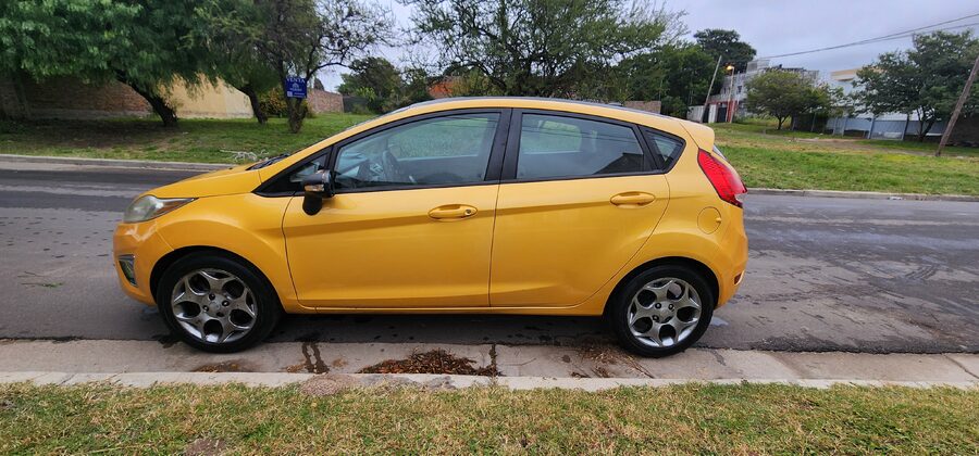 Vendo Ford Fiesta Kinetic 1.6, 5 puertas titanium modelo 2011. Versión full