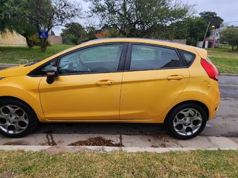 Vendo Ford Fiesta Kinetic 1.6, 5 puertas titanium modelo 2011. Versión full