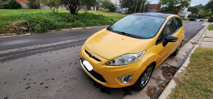 Vendo Ford Fiesta Kinetic 1.6, 5 puertas titanium modelo 2011. Versión full