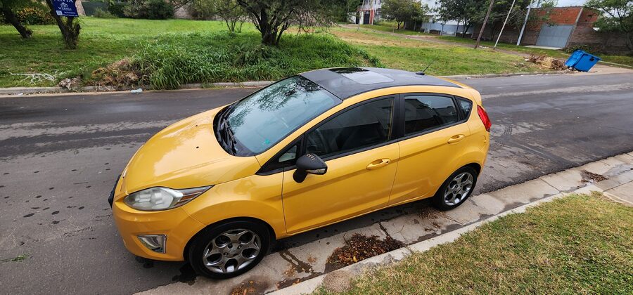 Vendo Ford Fiesta Kinetic 1.6, 5 puertas titanium modelo 2011. Versión full