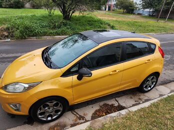 Vendo Ford Fiesta Kinetic 1.6, 5 puertas titanium modelo 2011. Versión full