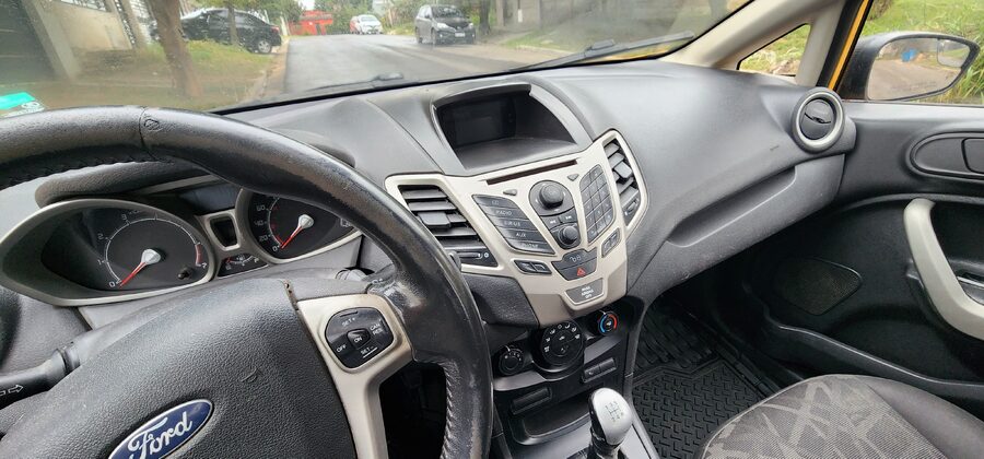 Vendo Ford Fiesta Kinetic 1.6, 5 puertas titanium modelo 2011. Versión full