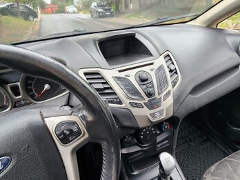 Vendo Ford Fiesta Kinetic 1.6, 5 puertas titanium modelo 2011. Versión full