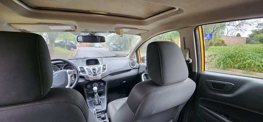 Vendo Ford Fiesta Kinetic 1.6, 5 puertas titanium modelo 2011. Versión full