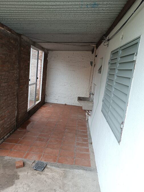 Se alquila casa dos dormitorios - calle Chajari