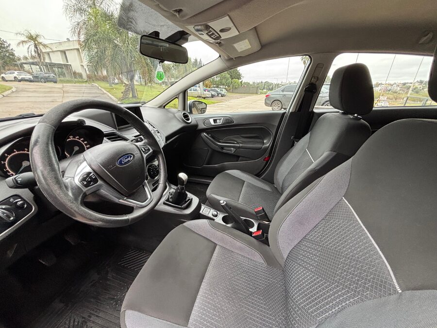 FORD FIESTA 1.6 SE. Recibo vehículos de menor y mayor valor.