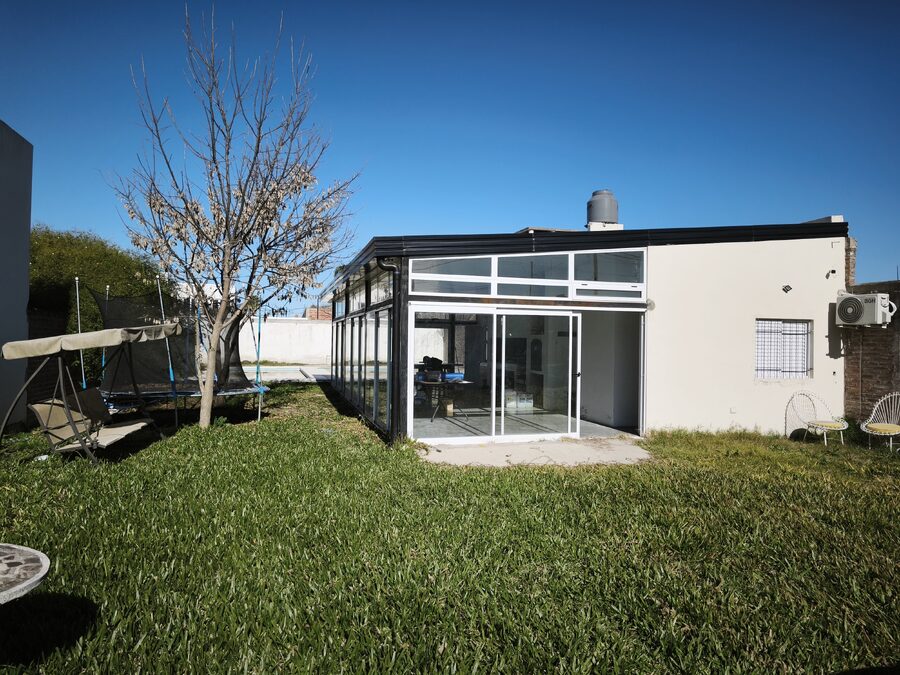 Hermosa casa quinta con pileta, playón deportivo y habitaciones