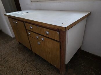 Mueble con cajones y puertas