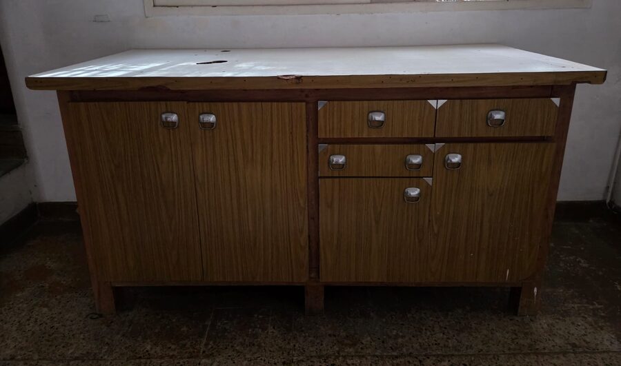 Mueble con cajones y puertas