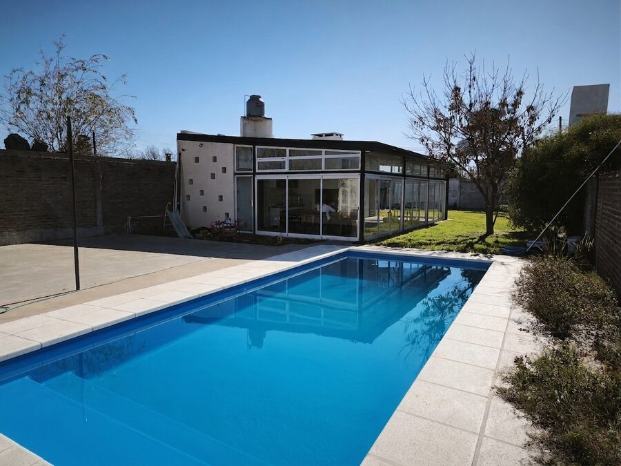 Hermosa casa quinta con pileta, playón deportivo y habitaciones