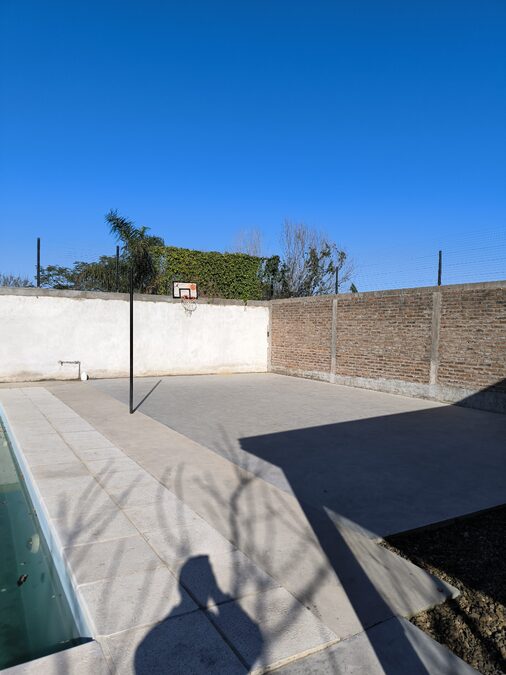 Hermosa casa quinta con pileta, playón deportivo y habitaciones
