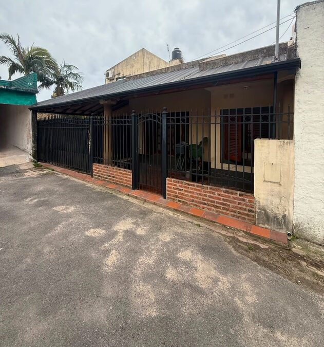 CASA APTA CRÉDITO EN VENTA - 3 DORM, COCHERA, PATIO Y QUINCHO
