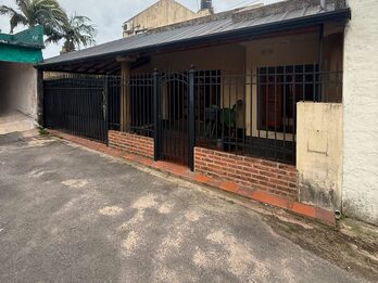 CASA APTA CRÉDITO EN VENTA - 3 DORM, COCHERA, PATIO Y QUINCHO