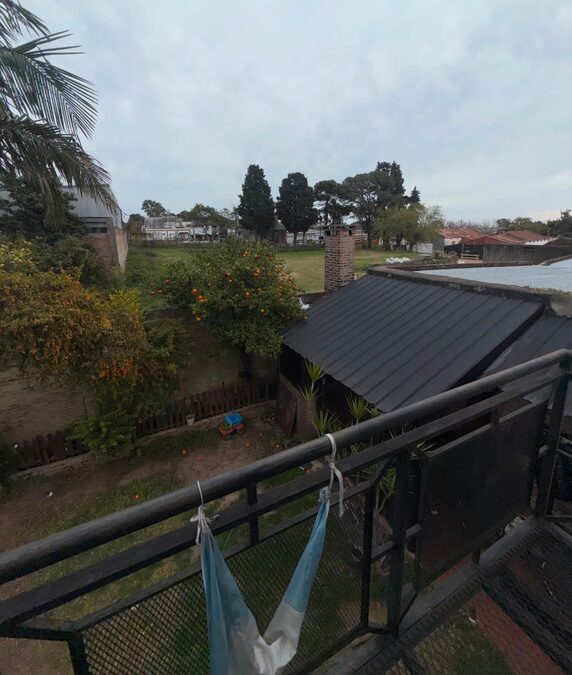 CASA APTA CRÉDITO EN VENTA - 3 DORM, COCHERA, PATIO Y QUINCHO
