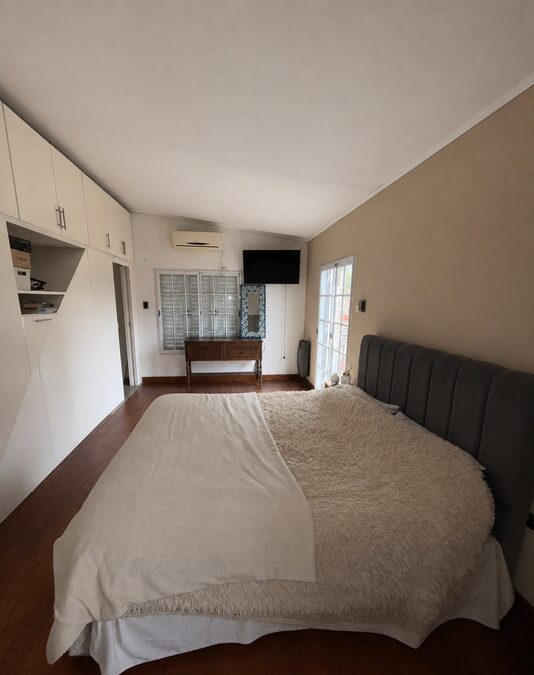 CASA APTA CRÉDITO EN VENTA - 3 DORM, COCHERA, PATIO Y QUINCHO
