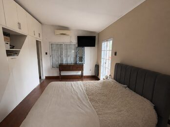 CASA APTA CRÉDITO EN VENTA - 3 DORM, COCHERA, PATIO Y QUINCHO