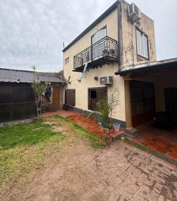 CASA APTA CRÉDITO EN VENTA - 3 DORM, COCHERA, PATIO Y QUINCHO