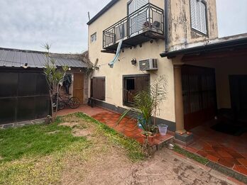 CASA APTA CRÉDITO EN VENTA - 3 DORM, COCHERA, PATIO Y QUINCHO