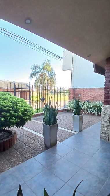 VENTA CASA 2 DORM CON COCHERA, PATIO CON PILETA Y QUINCHO - VILLA SEGUÍ Y GARRIGÓ