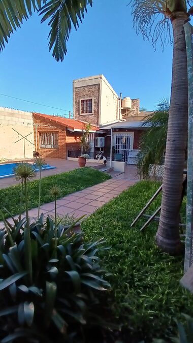 VENTA CASA 2 DORM CON COCHERA, PATIO CON PILETA Y QUINCHO - VILLA SEGUÍ Y GARRIGÓ