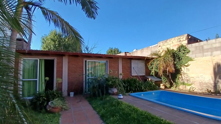 VENTA CASA 2 DORM CON COCHERA, PATIO CON PILETA Y QUINCHO - VILLA SEGUÍ Y GARRIGÓ