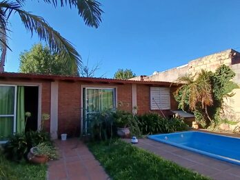 VENTA CASA 2 DORM CON COCHERA, PATIO CON PILETA Y QUINCHO - VILLA SEGUÍ Y GARRIGÓ