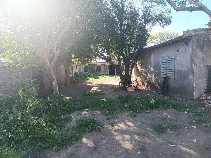 En venta excelente terreno con casa a demoler – frente ex hipódromo